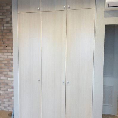 Встроенный распашной шкаф двери из ЛДСП